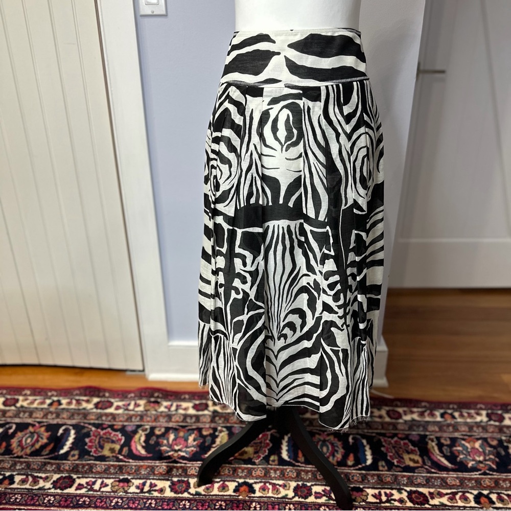 Per Se Black & White Zebra Print Full Skirt.  Size 4.  Flowing fabric. Like new!